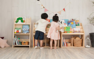 人気の絵本棚】子どもがよろこぶ手づくり絵本棚のお店［人と木］